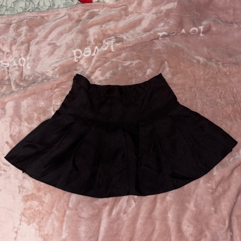 simple black pleated skirt🖤